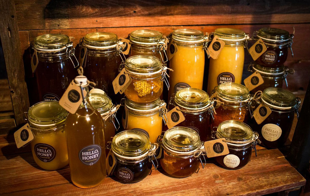 Какой мед полезнее для здоровья: в сотах или жидкий откачанный