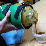 переливаем мёд в пластиковую ёмкость