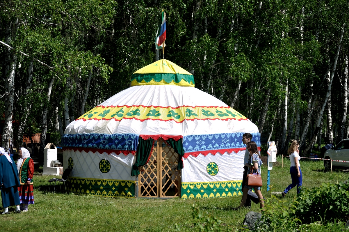 Дома башкир. Башкирская юрта Сабантуй. Жилище башкир Башкирская юрта. Татарская юрта. Татарская юрта на Сабантуе.